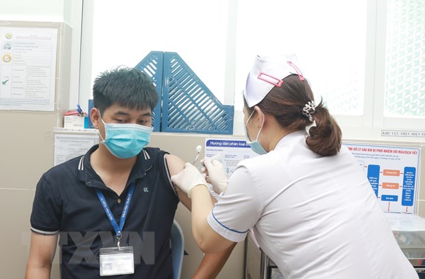 Nhân viên y tế tại Bệnh viện Quận 11 được tiêm vaccine AstraZeneca phòng COVID-19. (Ảnh: Đinh Hằng/TTXVN)