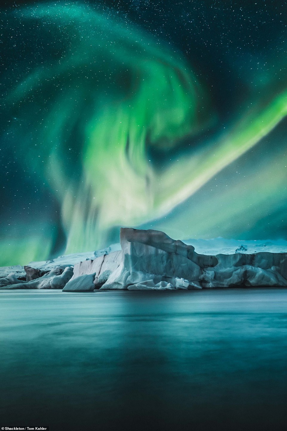 Cực quang tại một đầm phá sông băng ở Iceland. Đây là một trong những nơi săn Bắc cực quang đẹp nhất thế giới.