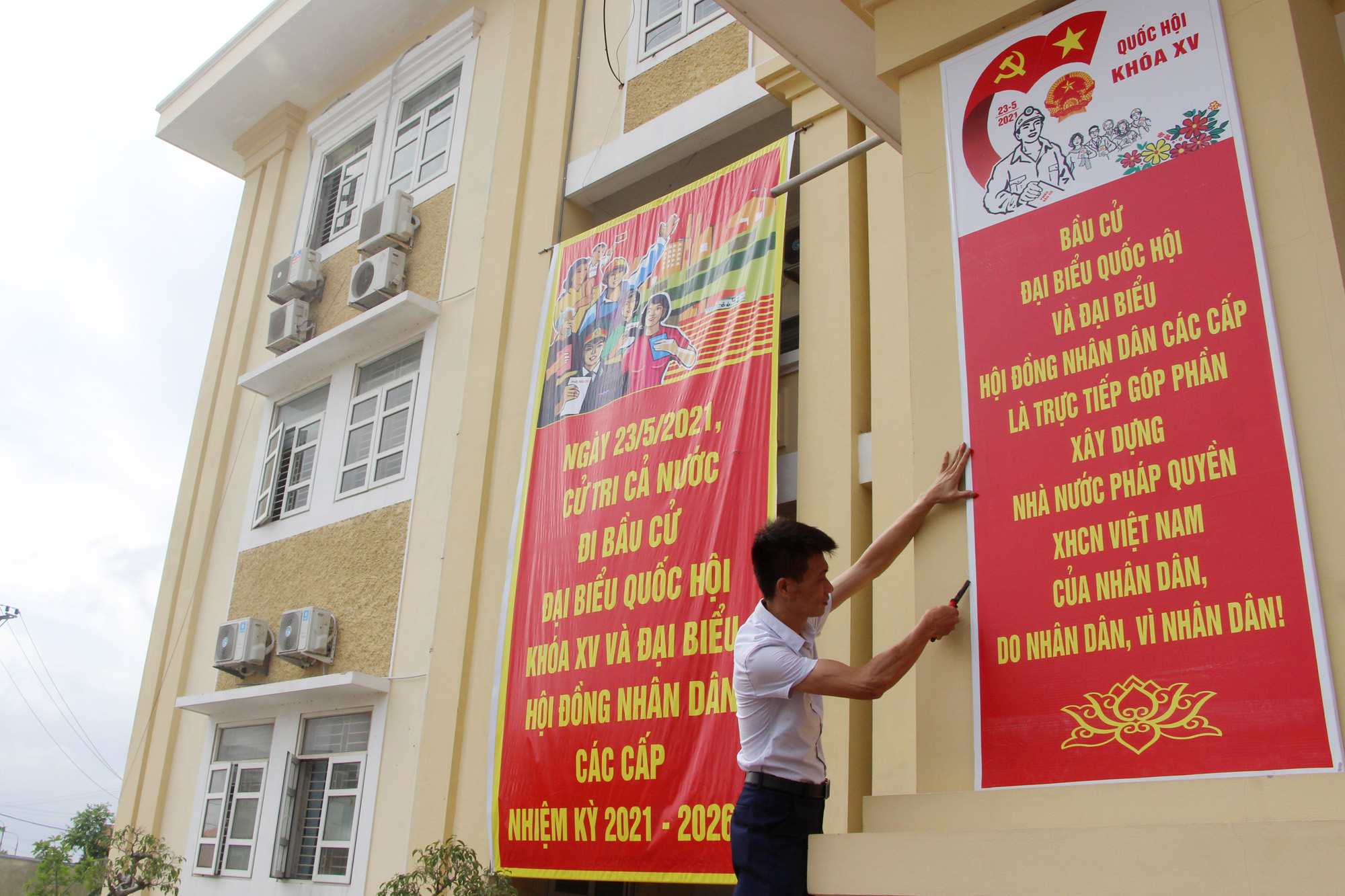 Các phường, xã của TX Quảng Yên tập trung công tác trang trí khánh tiết cho bầu cử.