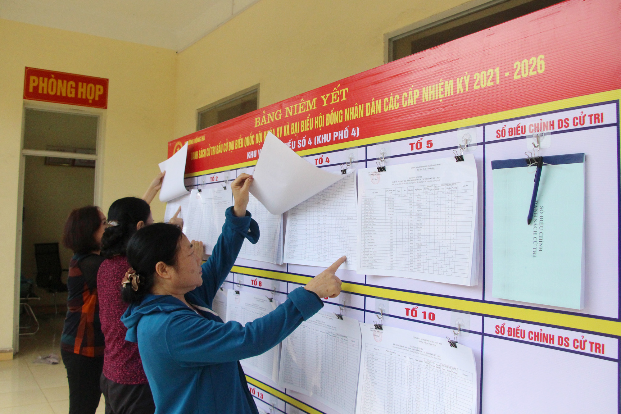 Cử tri khu 4, phường Hồng Hà, TP Hạ Long rà soát danh sách cử tri được niêm yết tại khu vực bỏ phiếu 