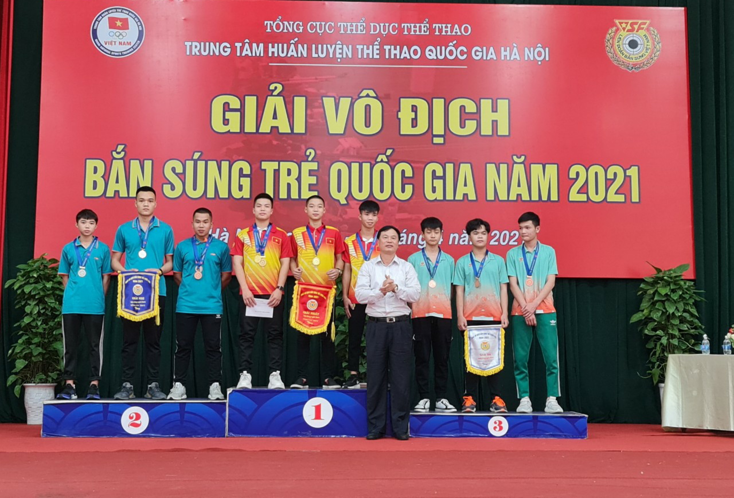 Các VĐV Quảng Ninh nhận HCB đồng đội súng ngắn nam