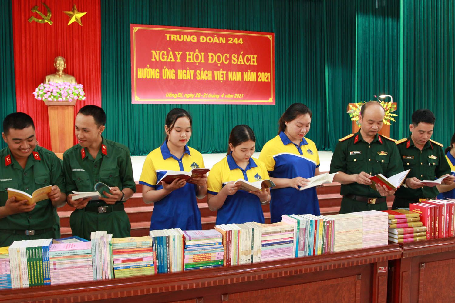 Cán bộ, chiến sĩ, sinh viên tích cực hưởng ứng Ngày sách Việt Nam.