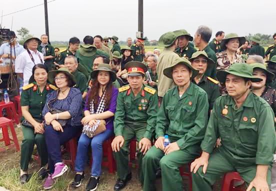 Ban liên lạc Chiến sĩ bảo vệ Thành cổ Quảng Trị năm 1972 TP Hạ Long thăm lại chiến trường xưa tại tỉnh Quảng Trị. (Ảnh do Ban liên lạc cung cấp)