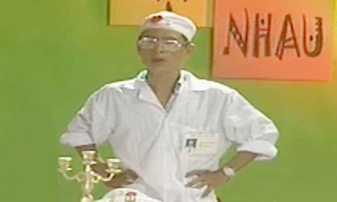 Nhà thơ Hoàng Nhuận Cầm trong tạo hình bác sĩ Hoa Súng. Ảnh: VFC.