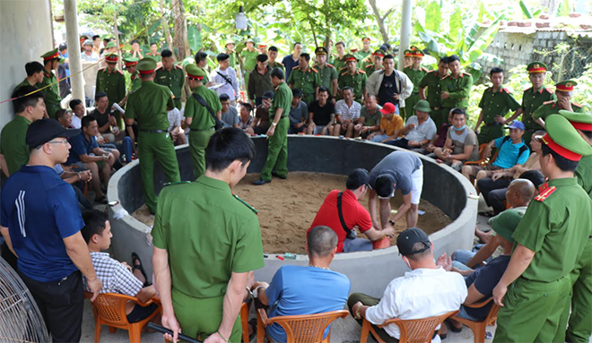 Các đối tượng tham gia đánh bạc tại xới gà tại quán cafe Giáp, ở xã Đức Ninh, TP Đồng Hới.