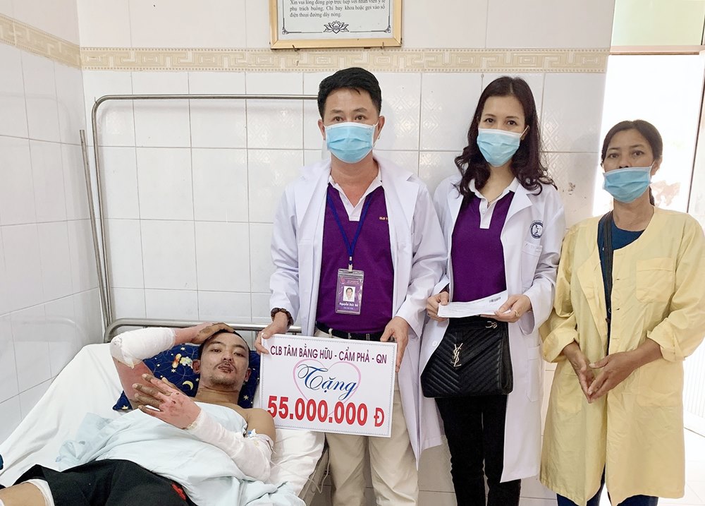 Đại diện CLB Tâm Bằng Hữu TP Cẩm Phả trao hỗ trợ cho nạn nhân Đinh Văn Hằng trong vụ tai nạn nổ bình gas trên tàu