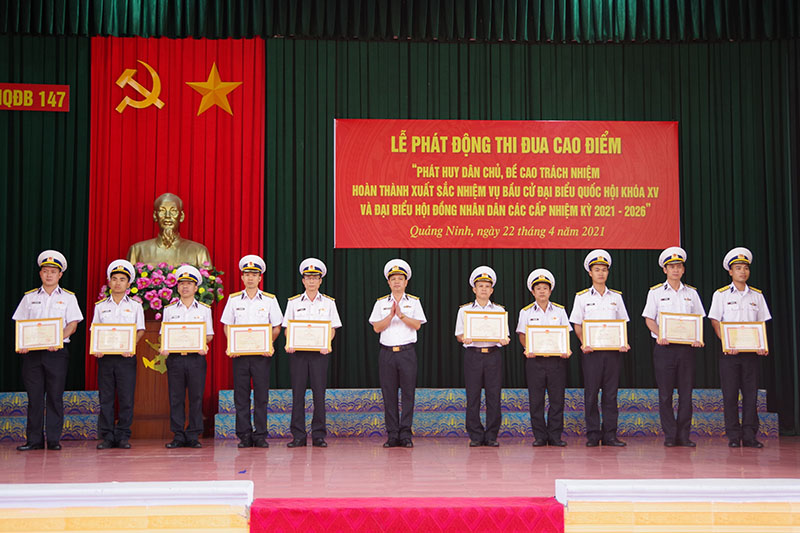 Thủ trưởng Lữ đoàn trao giấy khen cho các tập thể và cá nhân có thành tích xuất sắc trong thực hiện Chỉ thị 05 và Chỉ thị 47.