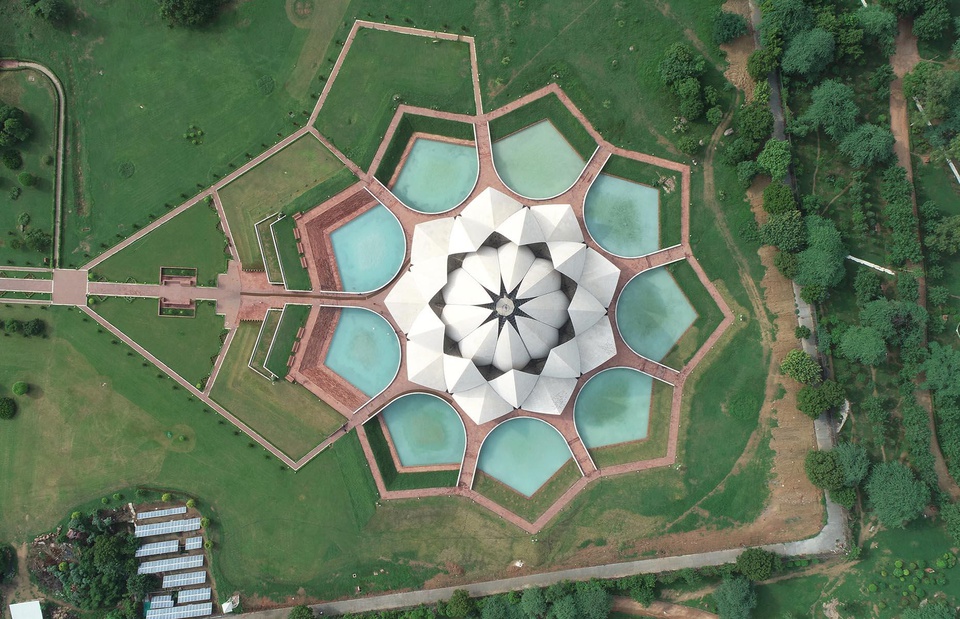 Đền Hoa sen, New Delhi, Ấn Độ: Đền Hoa sen ở New Delhi trông ấn tượng từ mọi góc nhìn. Được xây dựng vào những năm 1980, tòa nhà Baháʼí giáo linh thiêng được thiết kế để trông giống một bông hoa sen. Xung quanh ngôi đền là 9 hồ nước với số 9 là con số 