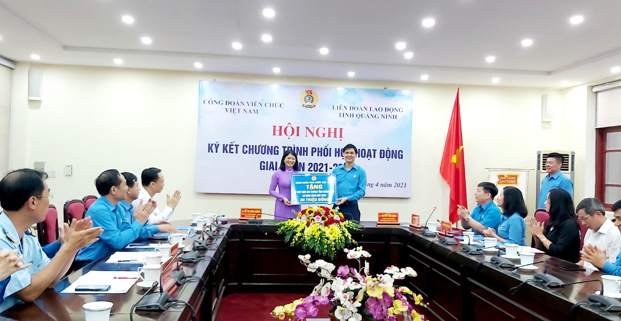 Công đoàn viên chức Việt Nam tặng 30 suất quà cho 30 CNLĐ có hoàn cảnh khó khăn của tỉnh Quảng Ninh.