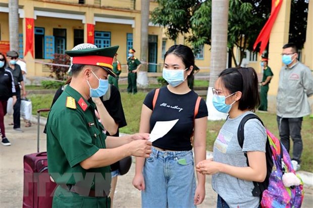 Kiểm tra thông tin Giấy chứng nhận hoàn thành cách ly cho công dân. (Ảnh: Thanh Hải/TTXVN)