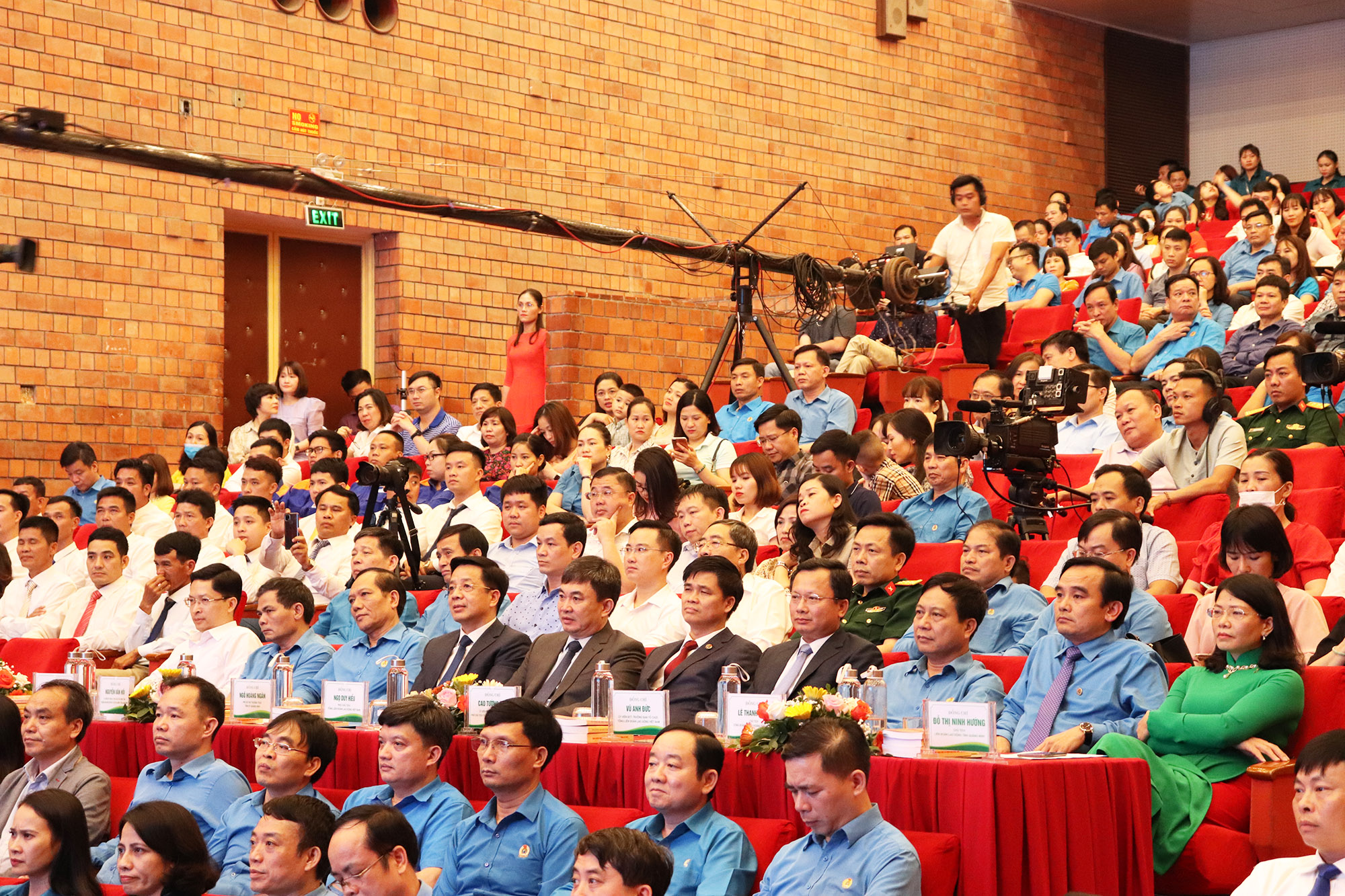 Các đồng chí lãnh đạo Tổng liên đoàn Lao động Việt Nam và lãnh đạo tỉnh Quảng Ninh tham dự lễ phát động tháng công nhân 2021.