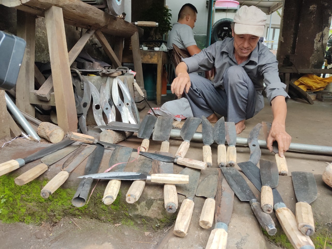 Ông Vũ Văn Vinh giới thiệu những sản phẩm trong lò rèn của gia đình