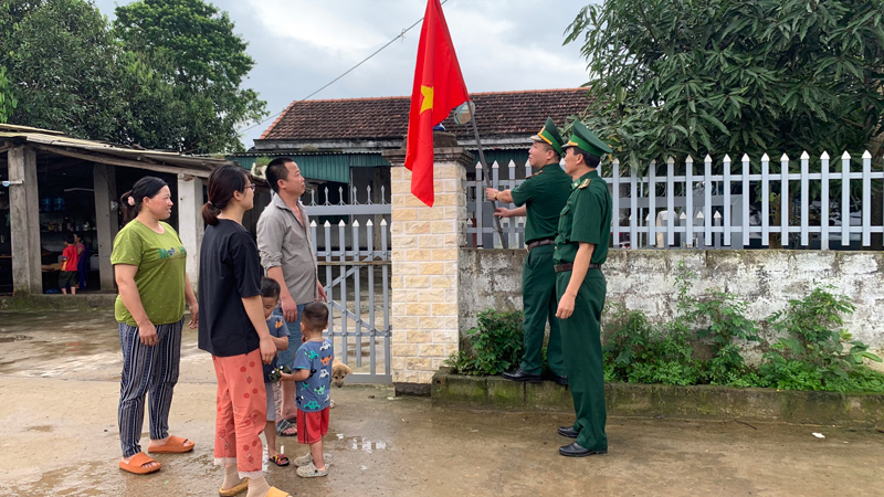 ...và treo cờ Tổ quốc cho các hộ dân.