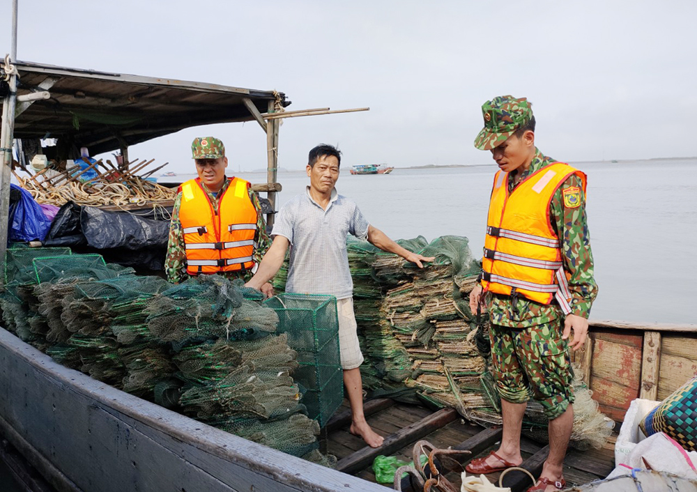 Đối tượng Nguyễn Văn Thìn và số lồng bát quái bị lực lượng biên phòng bắt giữ. 