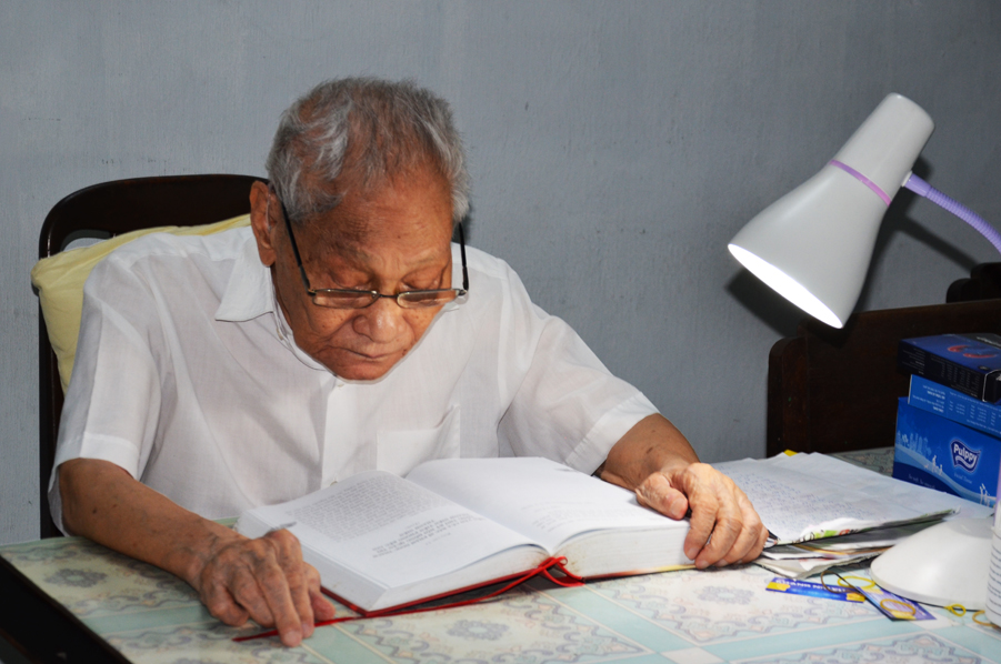 Đã qua tuổi bách niên nhưng cụ Nguyễn Thọ Chân vẫn còn chăm chỉ đọc sách viết lách mỗi ngày.