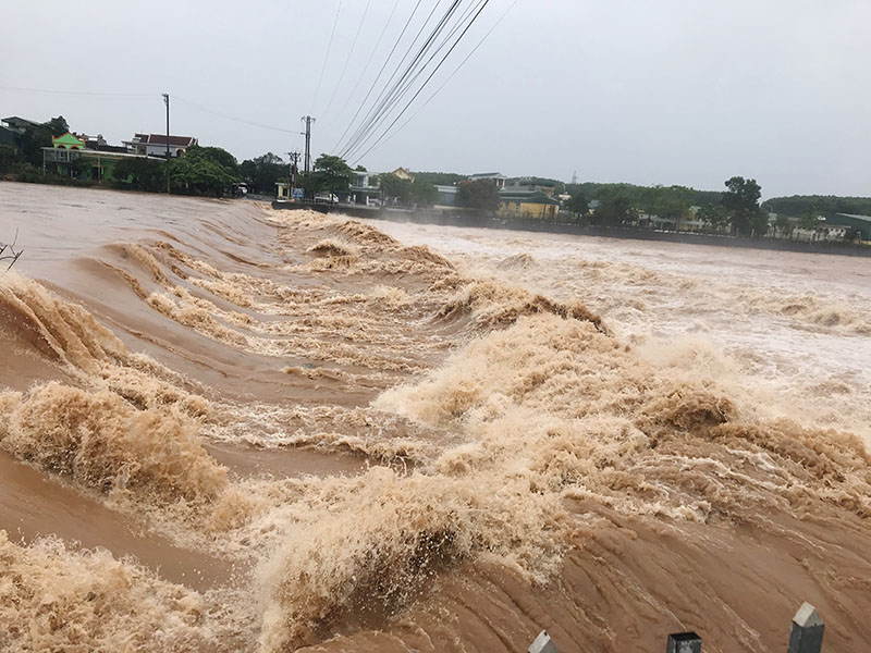 Mưa lớn gây lũ trên sông Hà Cối, huyện Hải Hà vào ngày 26/4/2021. Ảnh: Hồng Nhung (CTV)