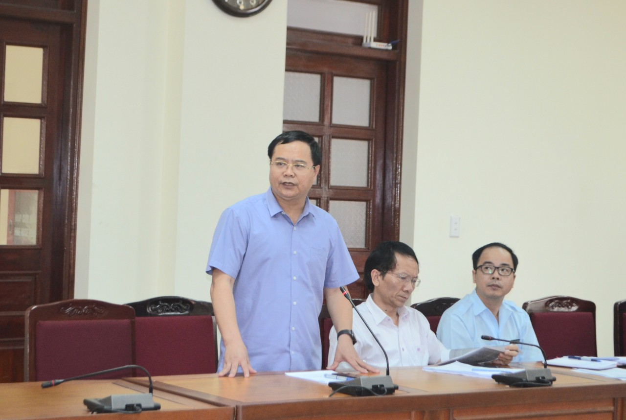 Đại diện Sở TN&MT nêu ý kiến, quan điểm giải quyết nội dung kiến nghị của công dân thuộc diện di dời khu chung cư 5 tầng cột 8 phường Hồng Hà, TP Hạ Long tại buổi tiếp công dân định kỳ tháng 4/2021 của lãnh đạo tỉnh.