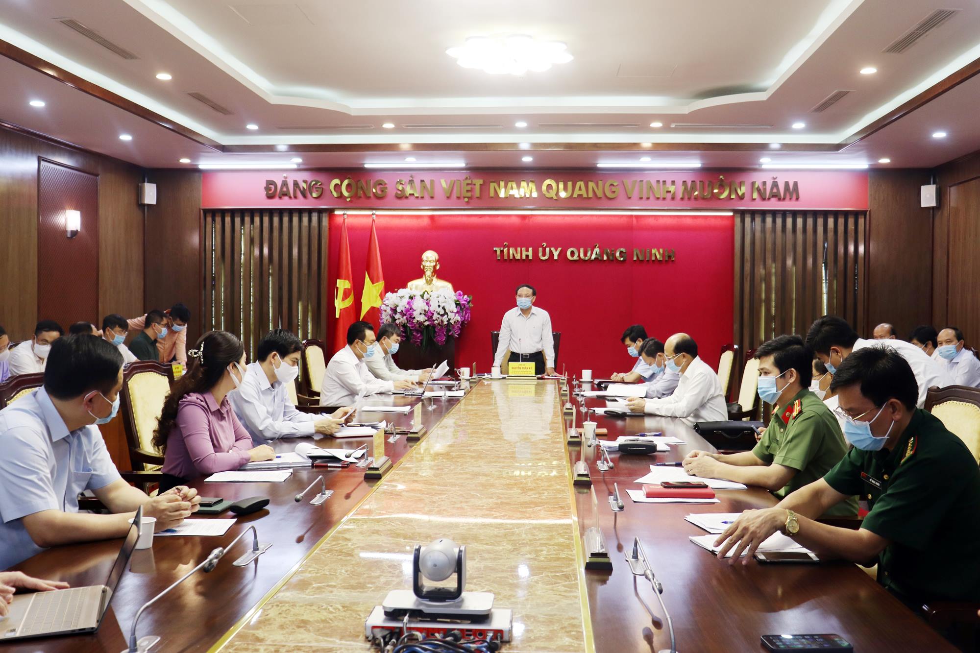 Đồng chí Nguyễn Xuân Ký, Ủy viên Trung ương Đảng, Bí thư Tỉnh ủy, Chủ tịch HĐND tỉnh phát biểu kết luận cuộc họp.