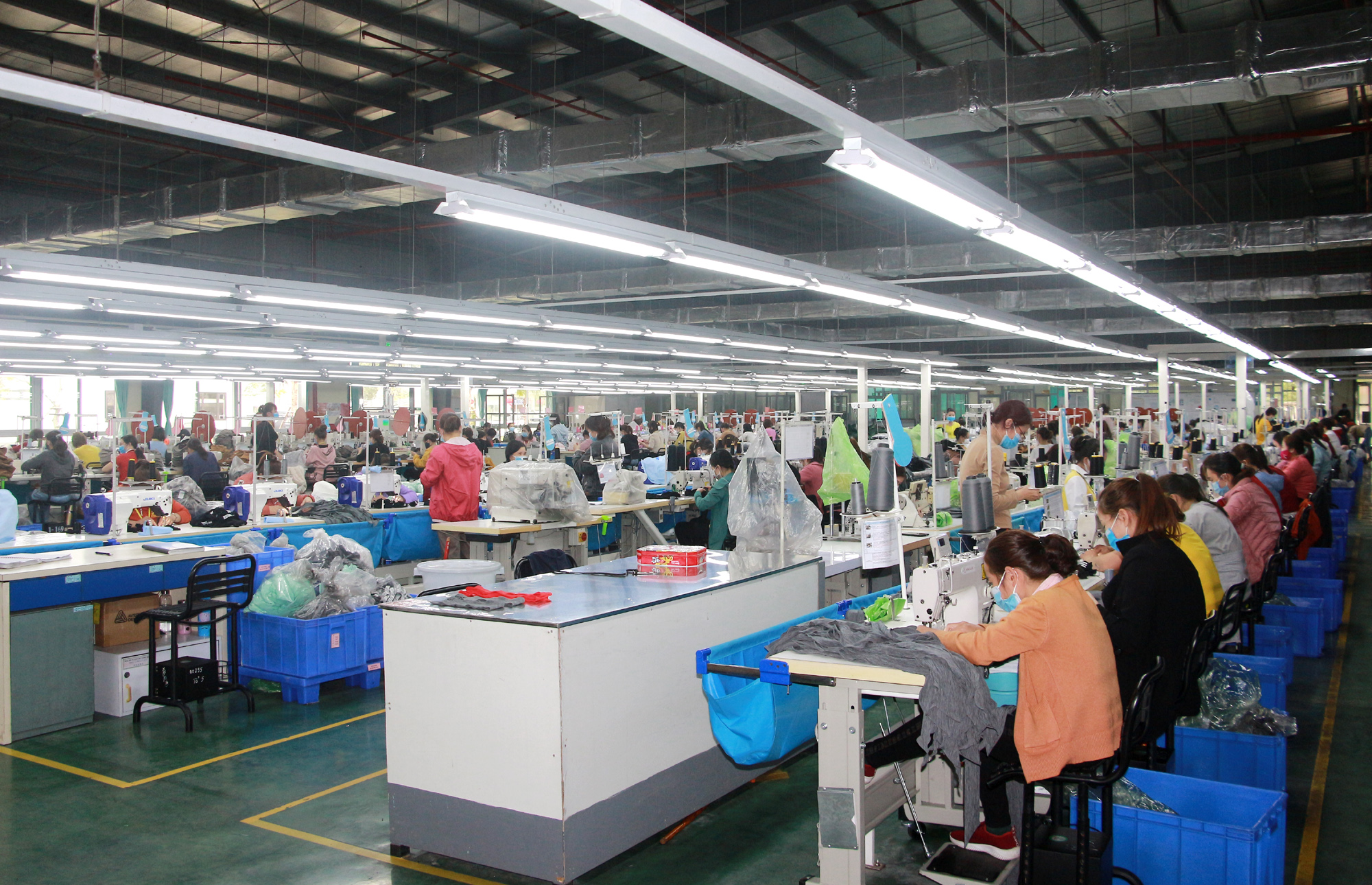 Sản xuất mũ xuất khẩu sang thị trường Châu Âu của Công ty TNHH Dệt may Weitai Hạ Long (KCN Việt Hưng, TP Hạ Long). Ảnh: Mạnh Trường