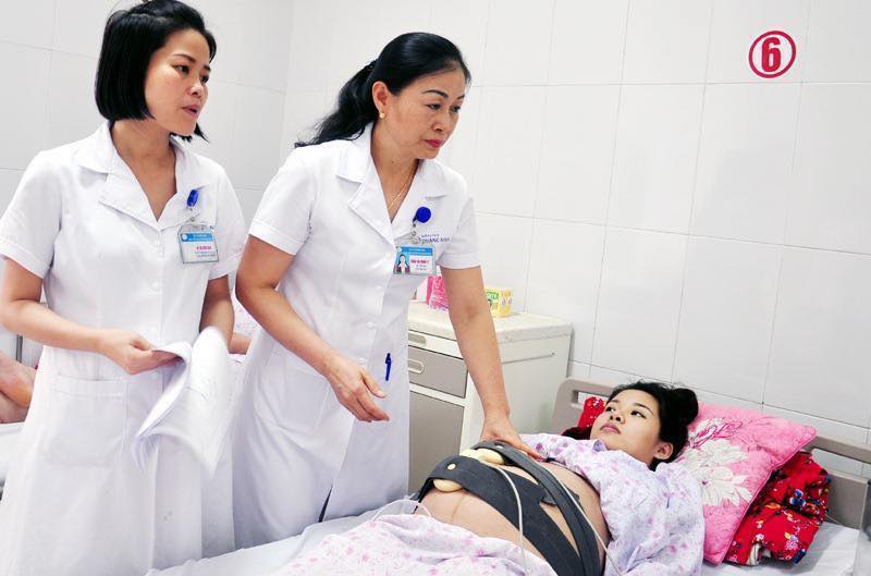 Bác sĩ Bệnh viện Sản nhi tỉnh theo dõi tình hình sức khỏe của phụ nữ mang thai