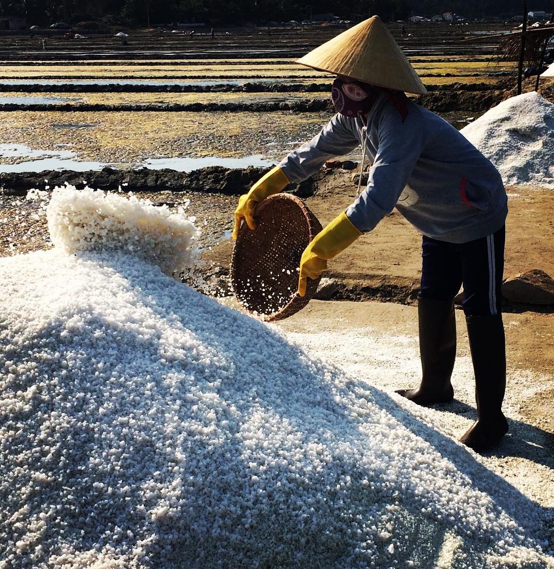 Thiên nhiên ưu đãi cho Khánh Hòa bờ biển trải rộng, nghề làm muối tại đây vì thế được hình thành và phát triển mạnh. Diêm dân Hòn Khói, Ninh Hòa, chủ yếu là phụ nữ, người tạo nên những 