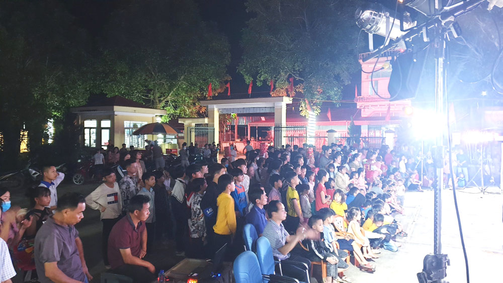 Đoàn Nghệ thuật Quảng Ninh biểu diễn tại sân trụ sở UBND xã Quảng Sơn, thu hút đông đảo bà con đến xem.