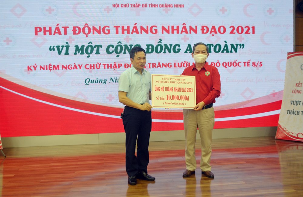 Lãnh đạo Hội CTĐ tỉnh tiếp nhận hỗ trợ của Công ty TNHH MTV Xổ số Quảng Ninh.