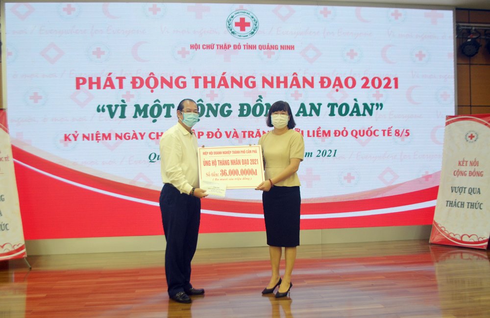 Lãnh đạo Hiệp hội Doanh nghiệp TP Cẩm Phả hỗ trợ tặng quà cho hội viên Hội Người mù TP Cẩm Phả tháng 4/2021.