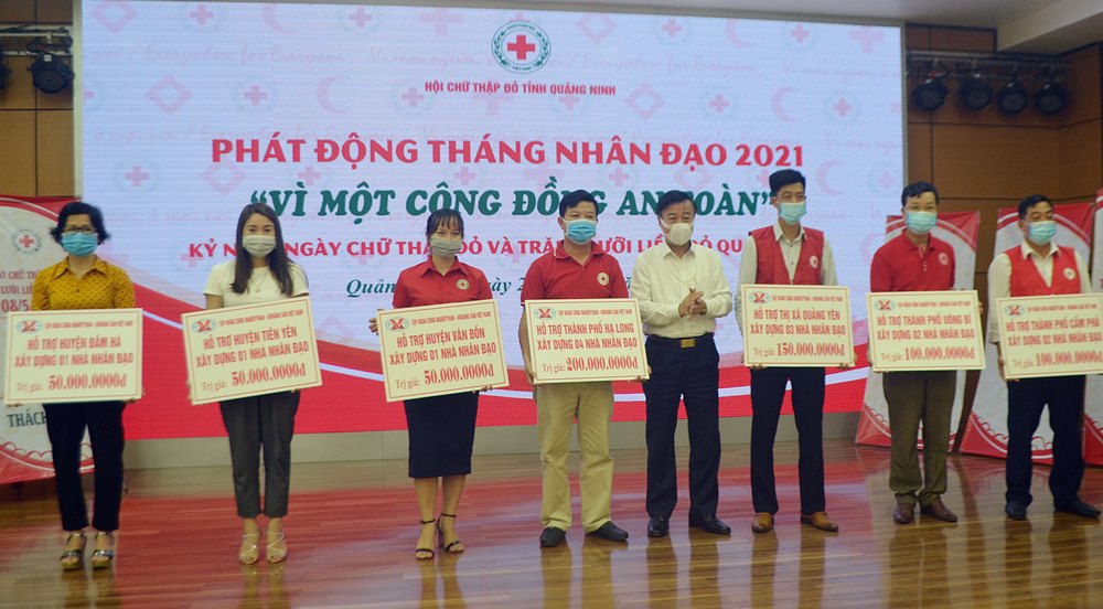 Ông Nguyễn Mạnh Tường, Phó Bí thư Thường trực Đảng ủy Than Quảng Ninh trao hỗ trợ cho Hội CTĐ các huyện, thị xã, thành phố trong tỉnh xây dựng nhà nhân đạo năm 2021.