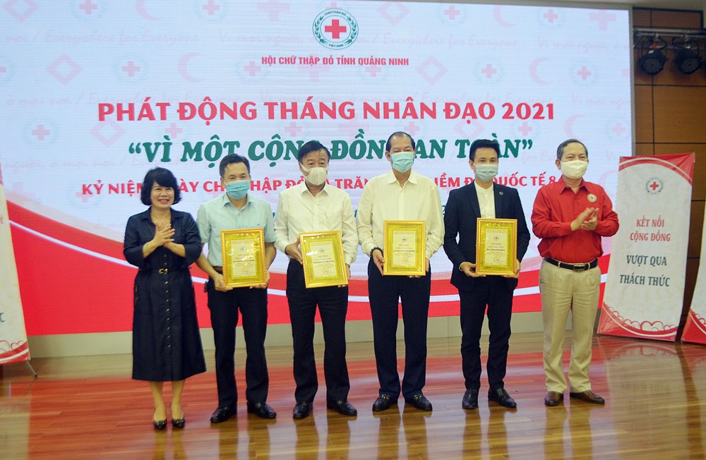 Lãnh đạo Ban Dân vận Tỉnh ủy và Hội CTĐ tỉnh trao bằng vàng vinh danh đơn vị, doanh nghiệp, nhà hảo tâm có nhiều đóng góp hoạt động nhân đạo, từ thiện.