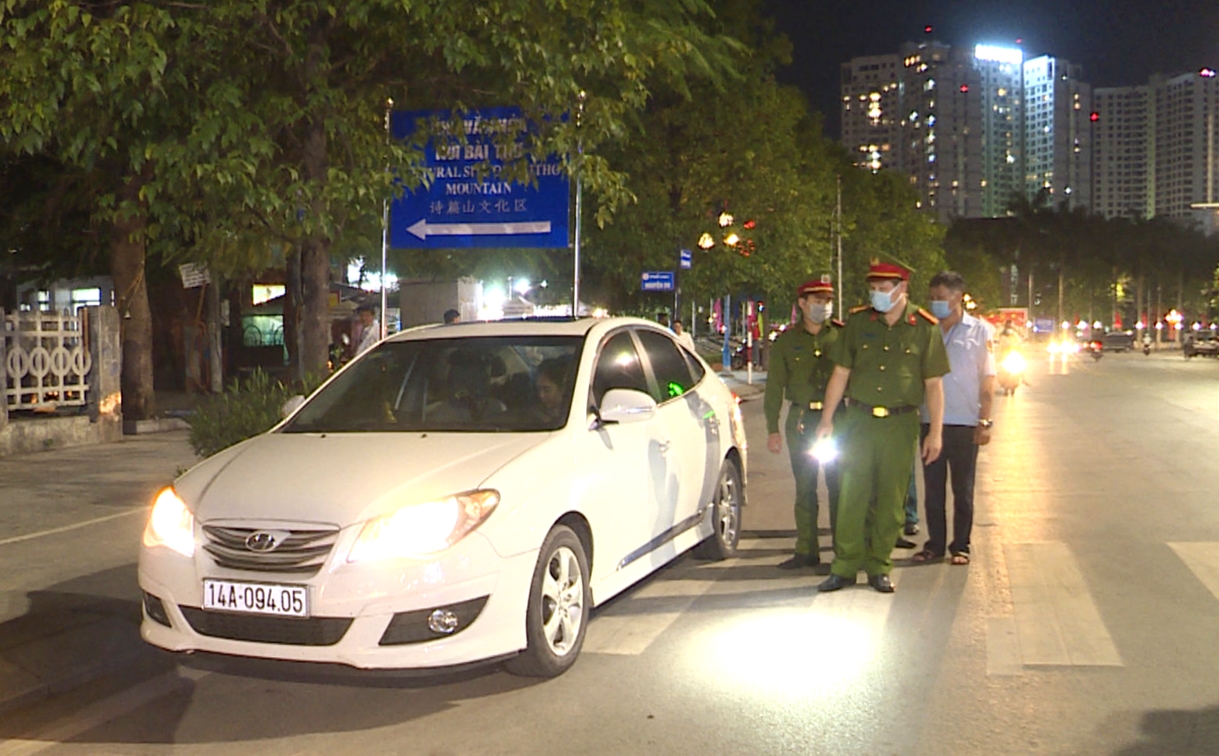 Công an phường Hồng Gai (TP Hạ Long) phối hợp tuần tra đảm bảo ANTT ban đêm. Ảnh: Nguyễn Khánh (Công an tỉnh)