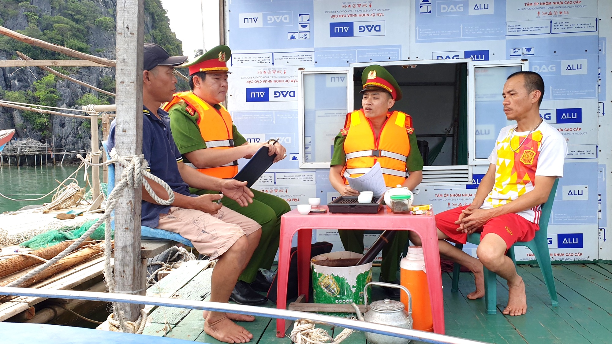 Công an xã đảo Thắng Lợi (huyện Vân Đồn) tuyên truyền, vận động ngư dân nuôi trồng thủy sản về quyền và nghĩa vụ bầu cử của công dân.