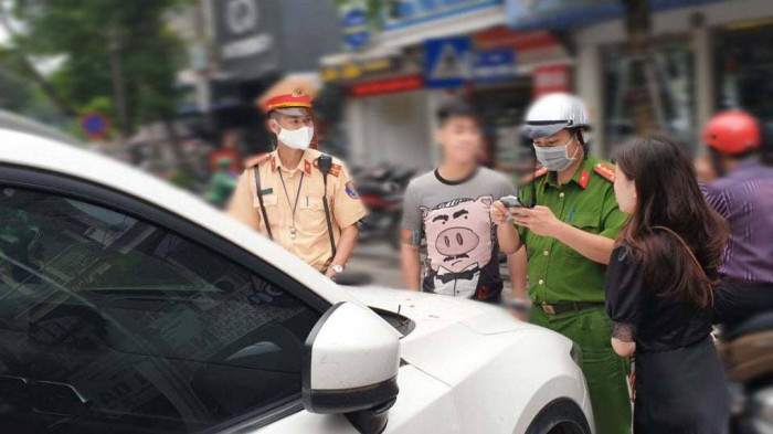 Công an phường Hàng Bông lập biên bản thanh niên xăm trổ chở bạn gái lên phố, để ô tô giữa đường