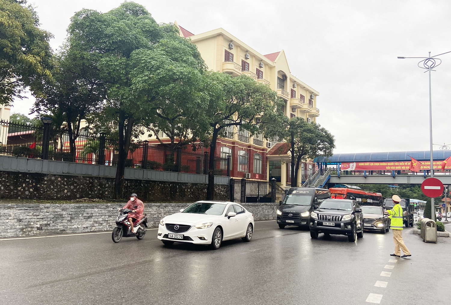 Phân lường giao thông tại Quốc lộ 18, đoạn phường Hồng Hà (TP Hạ Long).