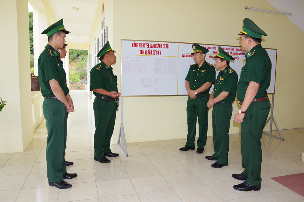 Đoàn công tác của Bộ Chỉ huy BĐBP tỉnh kiểm tra công tác chuẩn bị bầu cử tại Đồn Biên phòng Đảo Trần (huyện Cô Tô)