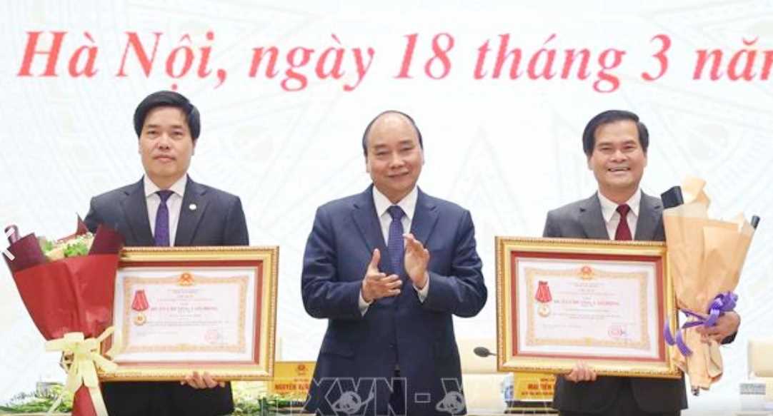 UBND tỉnh Quảng Ninh và Vụ Cải cách hành chính (Bộ Nội vụ) vinh dự được Chủ tịch nước tặng Huân chương Lao Động hạng Ba vì đã có thành tích trong công tác CCHC giai đoạn 2011-2020. Ảnh: TTX Việt Nam
