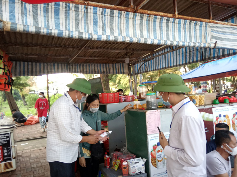 Ban Quản lý Khu du lịch Trà Cổ kiểm tra việc trang bị khẩu trang y tế, dung dịch sát khuẩn tại 26 nhà hàng, điểm bán hàng cho khách du lịch.