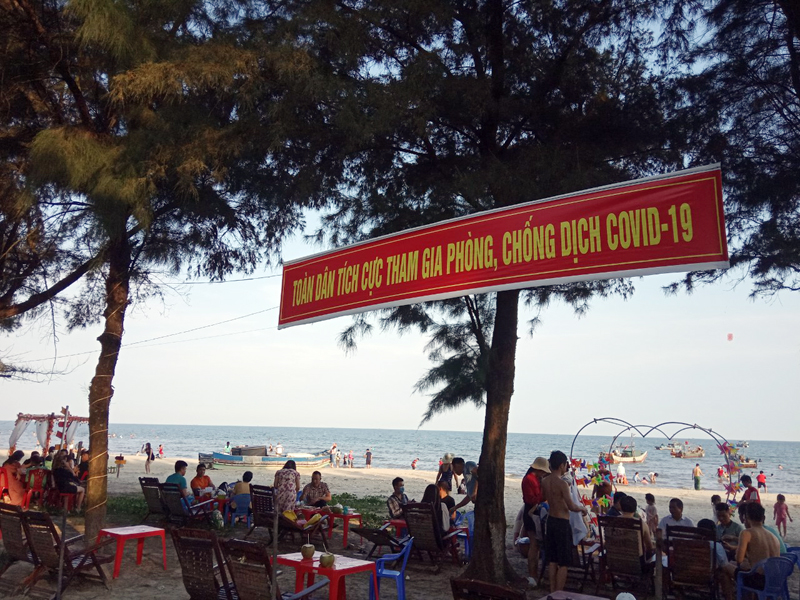 Treo băng zôn tuyên truyền cho người dân, du khách về công tác phòng, chống dịch bệnh Covid-19.