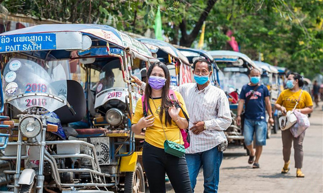 Người dân đeo khẩu trang trên đường phố Vientiane, Lào tháng 3/2020. Ảnh: Xinhua