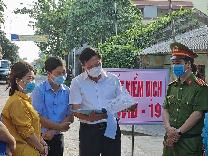 Thứ trưởng Tuyên (áo trắng) kiểm tra công tác phòng chống dịch ở Hưng Yên, ngày 30/4. Ảnh: Tuấn Dũng
