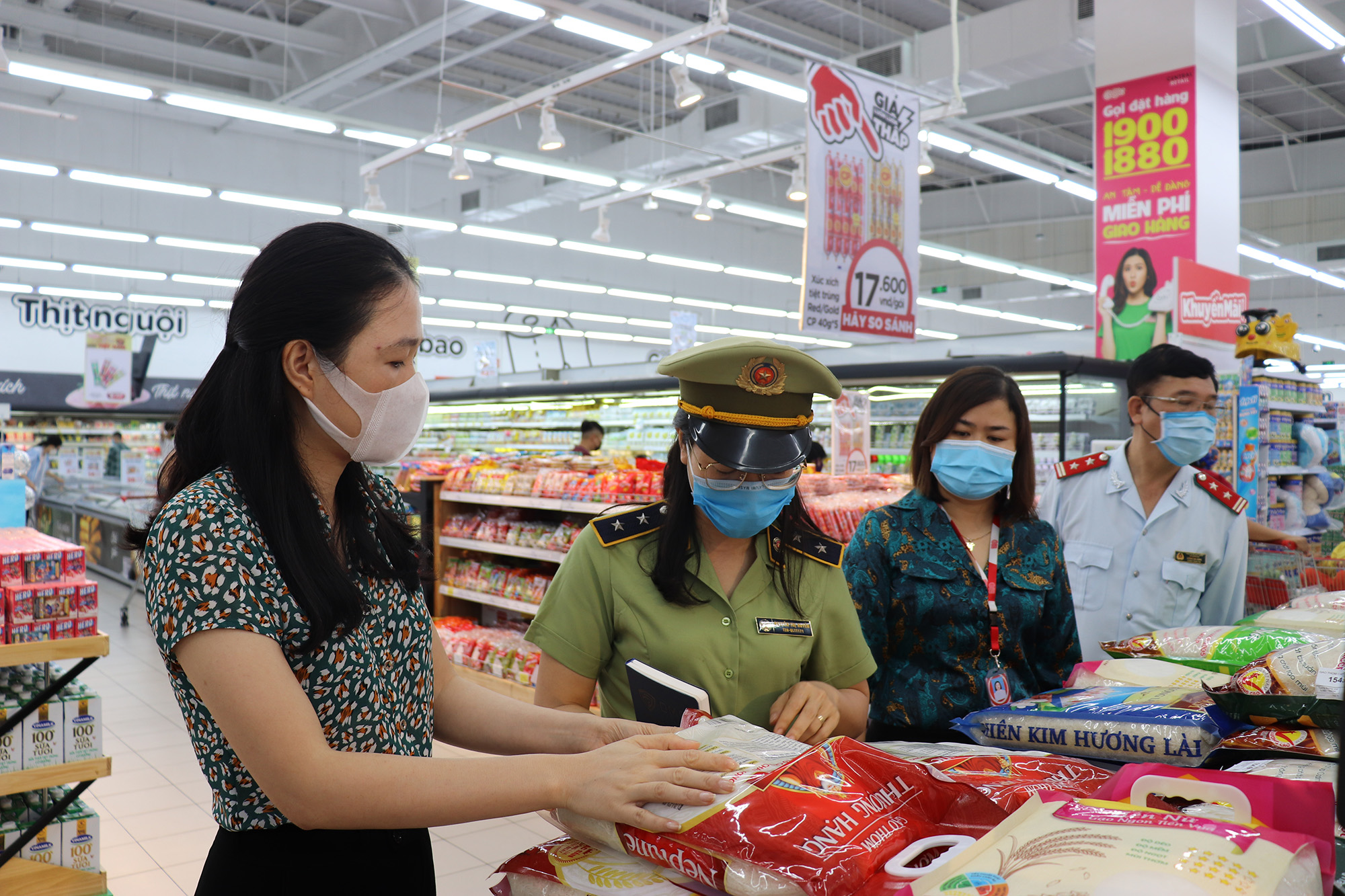 Đoàn kiểm tra liên ngành kiểm tra công tác phòng dịch và bình ổn hàng hóa tại siêu thị GO! Hạ Long.