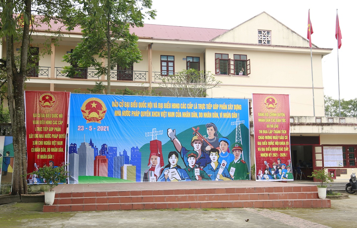 8. Trụ sở UBND xã Hà Lâu trang trí tuyên truyền cho cuộc bầu cử Đại biểu Quốc hội khóa XV và HĐND các cấp nhiệm kỳ 2021 – 2026.