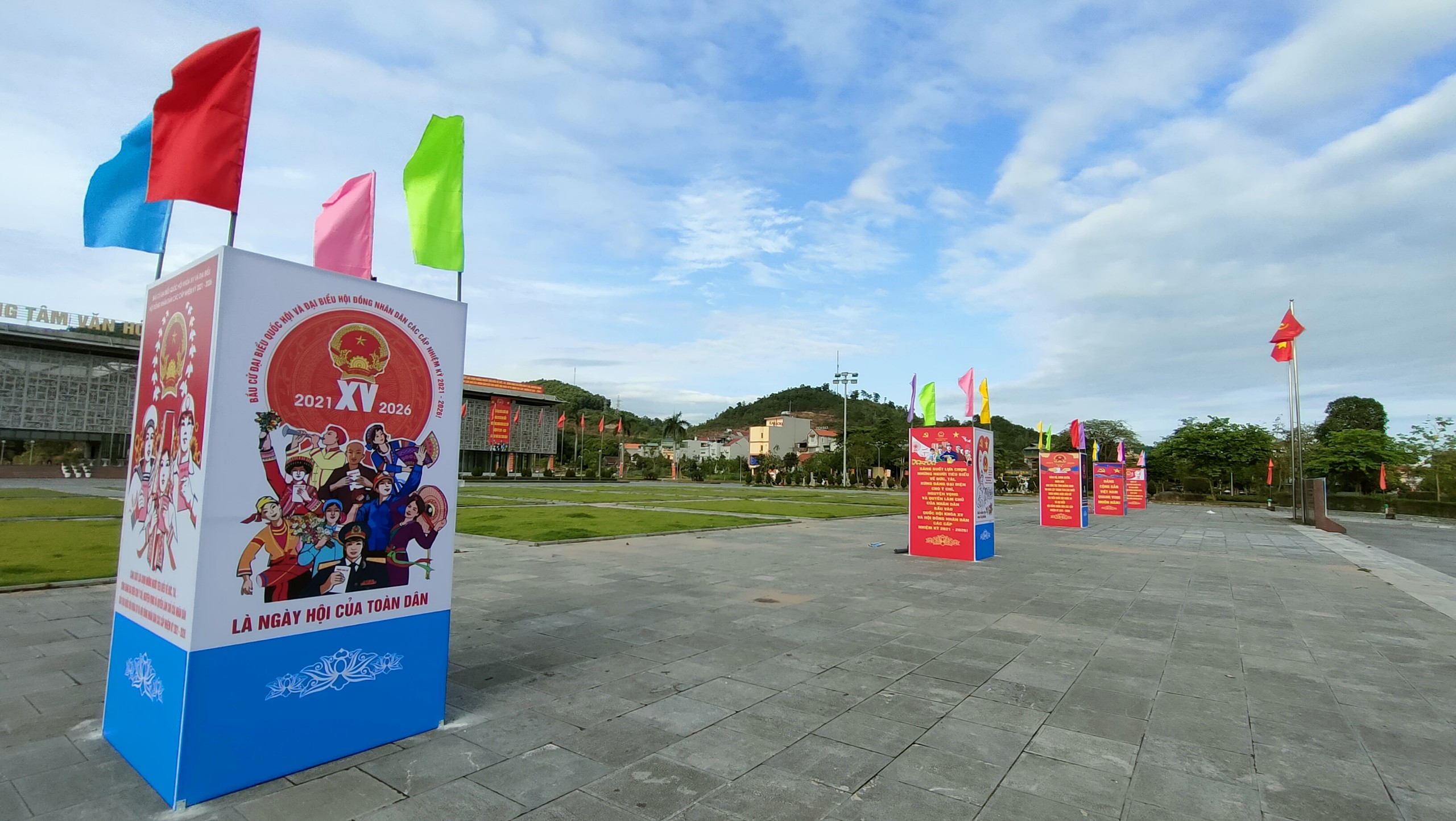Trang trí pano hình hộp tuyên truyền bầu cử tại Trung tâm Văn hóa thể thao các dân tộc vùng Đông Bắc, huyện Tiên Yên.