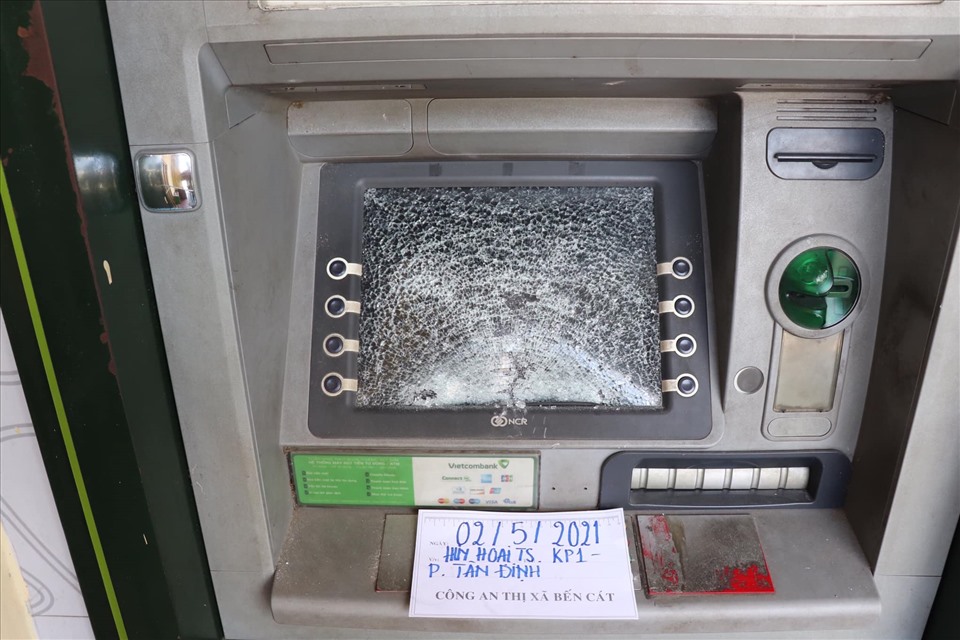 Đối tượng Bùi Công Hải bị bắt giữ khi đang cất dấu hung khí cố thủ tại một quán cà phê trên địa bàn phường Tân Định, thị xã Bến Cát. Màn hình máy ATM bị đập bể không sử dụng được. Ảnh công an cung cấp