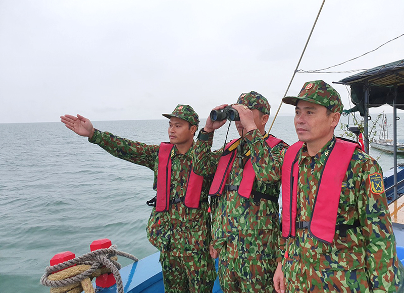 Đại úy Nguyễn Văn Hiệu, Thuyền trưởng tàu BP01-12-02 (ngoài cùng bên trái), cùng đồng đội thực hiện nhiệm vụ tuần tra, kiểm soát trên biển.