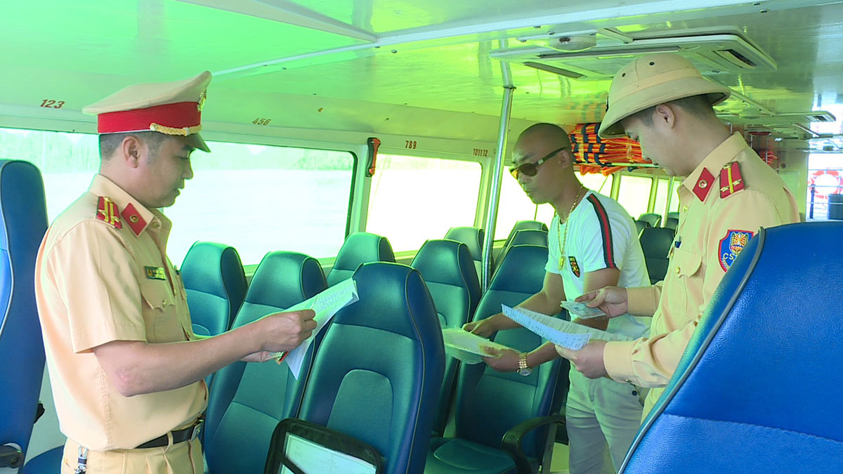 Công an huyện Vân Đồn kiểm tra hành chính lái tàu trên vùng nước do địa phương quản lý. 