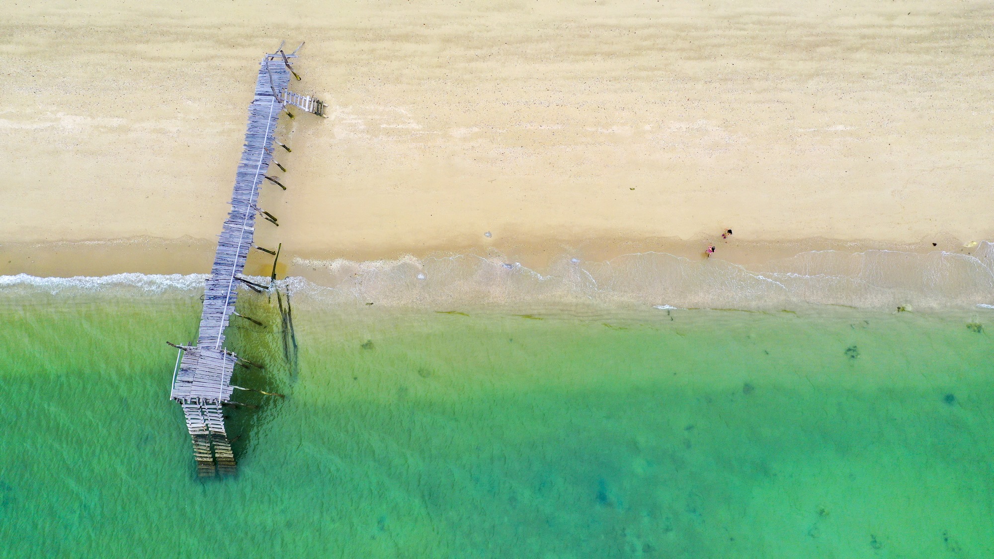 Cô Tô còn sở hữu những bãi biển với cát trắng trải dài, là nơi mọi người đến vui đùa với sóng nước trong xanh.