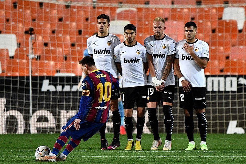 Messi sút phạt nâng tỷ số lên 3-1 trong trận thắng Valencia. Ảnh: Reuters