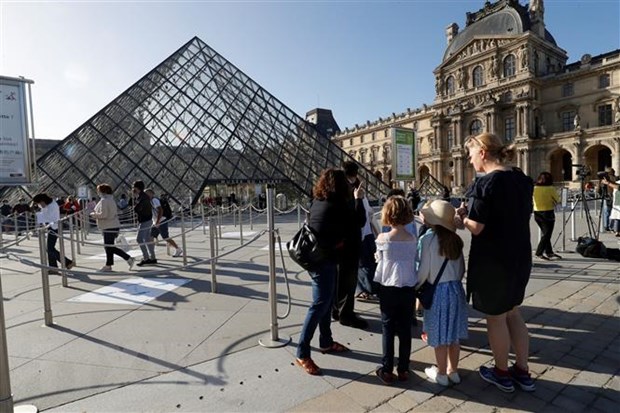 Du khách thăm bảo tàng Louvre tại thủ đô Paris, Pháp, ngày 6/7/2020. (Nguồn: AFP/TTXVN)