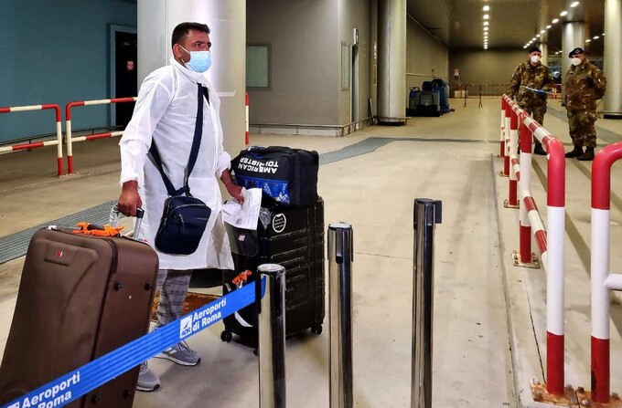 Một hành khách trên chuyến bay từ Ấn Độ tới sân bay Fiumicino ở Rome, Italy, hôm 29/4. Ảnh: AFP
